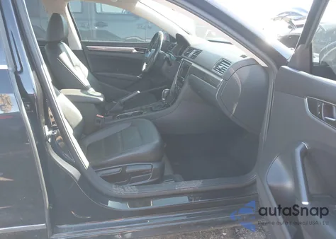 2017 Volkswagen Passat 1.8T Se z USA, uszkodzony, nr VIN 1VWBT7A38HC073402